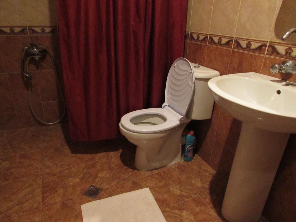 Guest House Nona คูทายสิ ภายนอก รูปภาพ